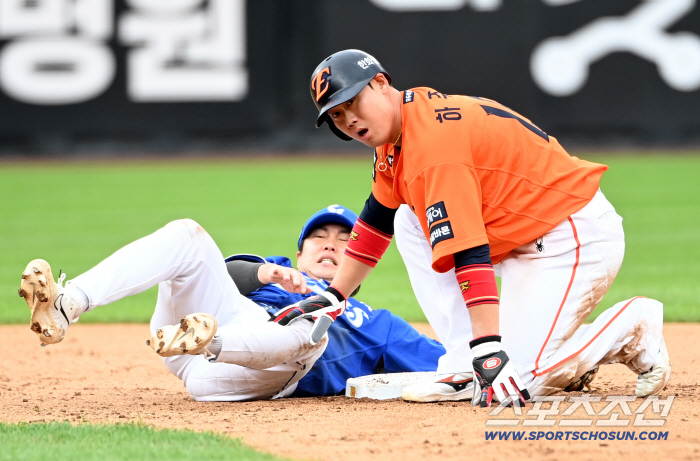  Ryu Jihyuk fell after colliding with Ha Joo-seok