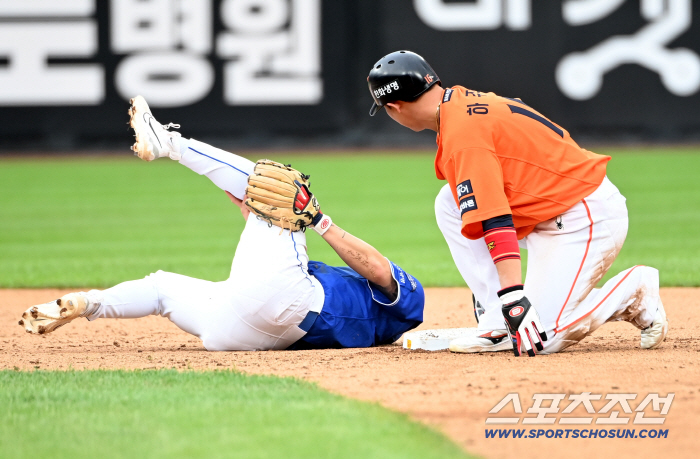  Ryu Jihyuk holding his left knee, no injuries!