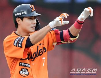  Shim Woo-jun's double as the leadoff batter sets the table