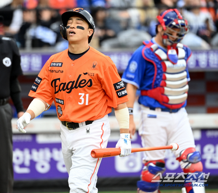  Son Ah-seop closes his eyes on strikeouts