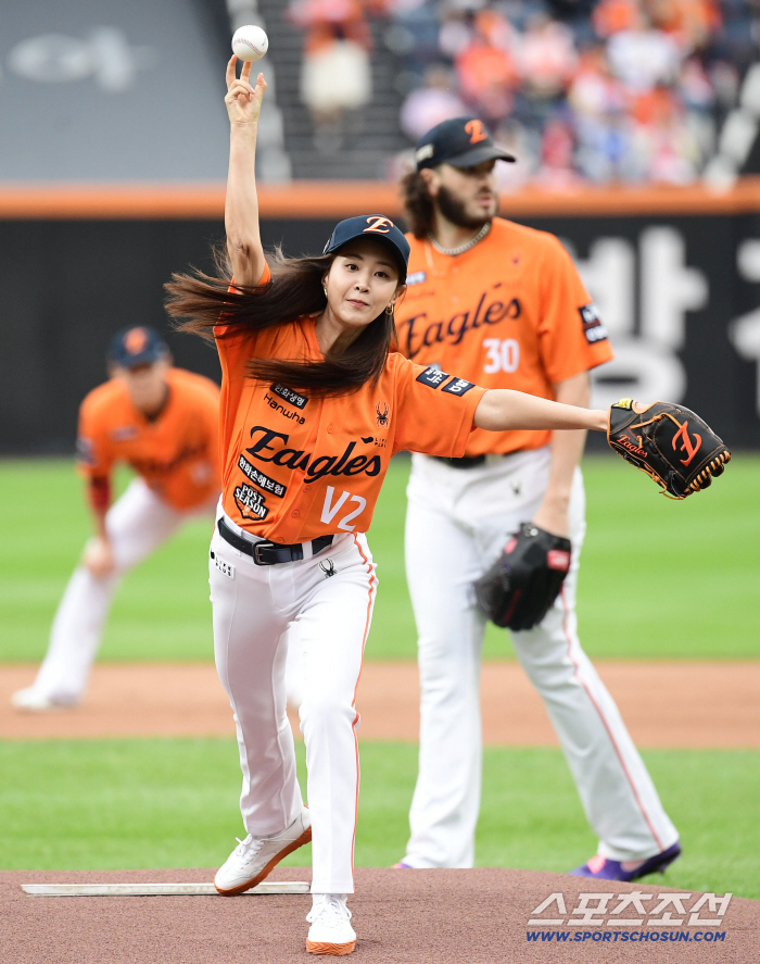  Strong pitching like Girls' Generation's Yuri player