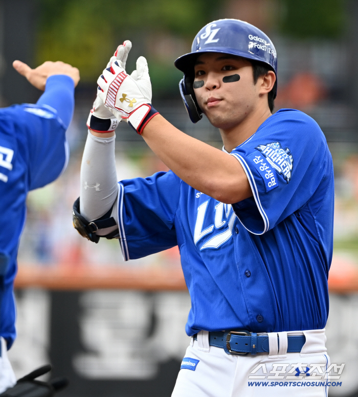  A timely hit, Kim Young-woong, it's a 5-5 tie