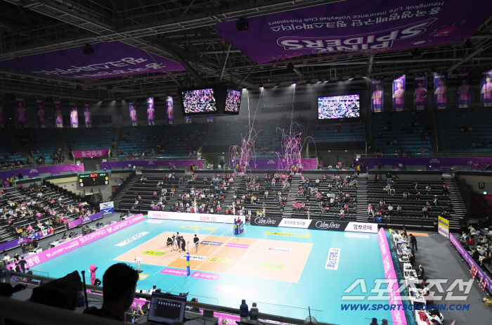  Women's professional volleyball opening game has a chilly atmosphere