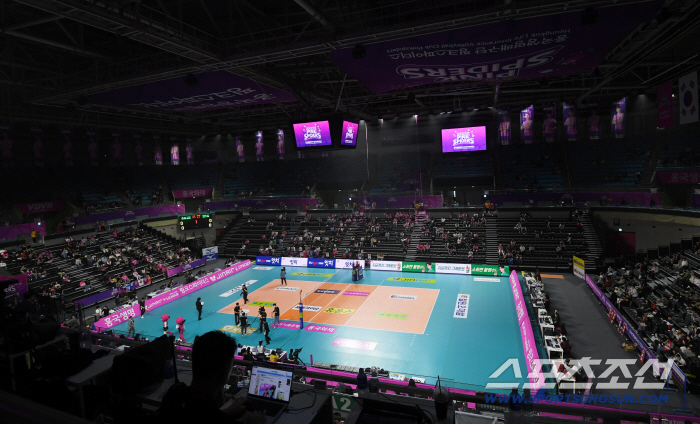  Women's professional volleyball opening game has a chilly atmosphere