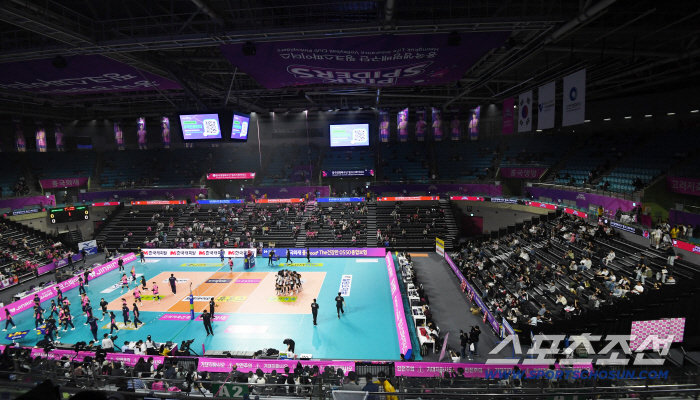  Women's professional volleyball opening game has a chilly atmosphere