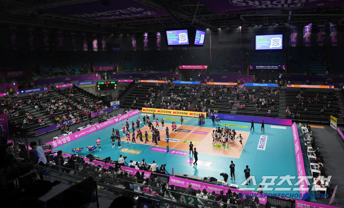  Women's professional volleyball opening game has a chilly atmosphere