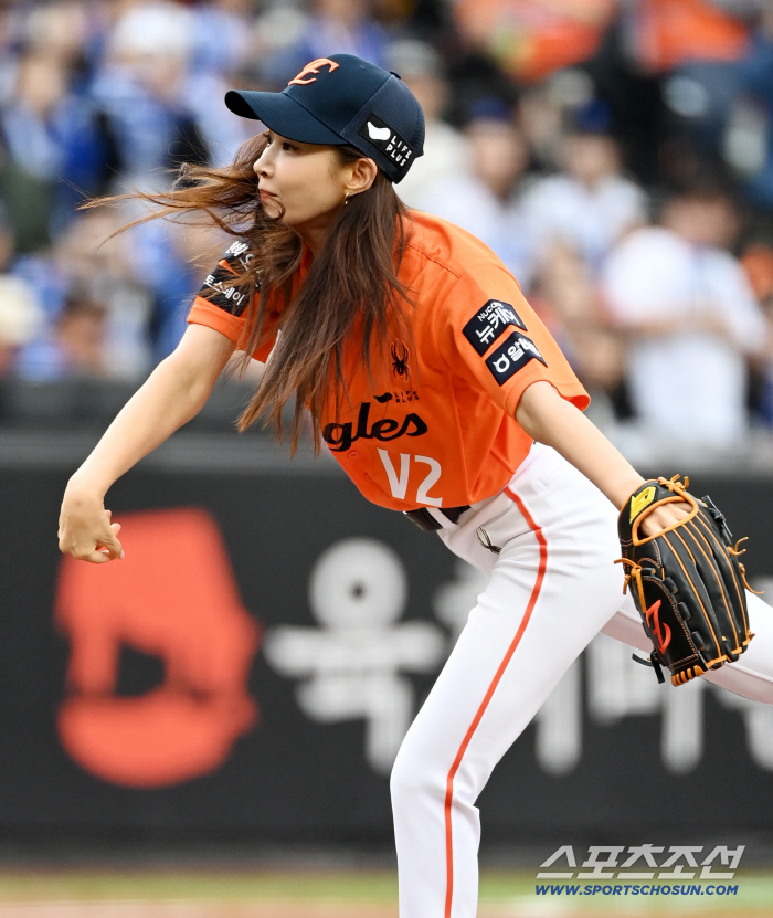 Yuri and Hanwha wear uniforms and throw strong first pitch
