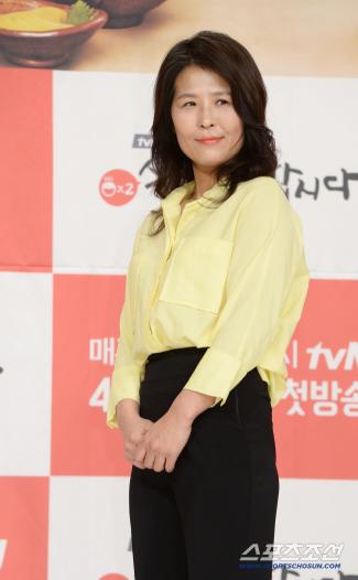 54-year-old unmarried Hwang Seok-jung can sell apartments in provincial areas with a congratulatory money paid (Dongchimi)