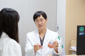 Ain Hospital succeeded in simultaneous resection of adrenal tumors and thyroid cancer with Korea's first single engineering robotic surgery