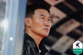 Coach Cho Sung-hwan, who has no wins and no losses in six games, seems to have made various mistakes