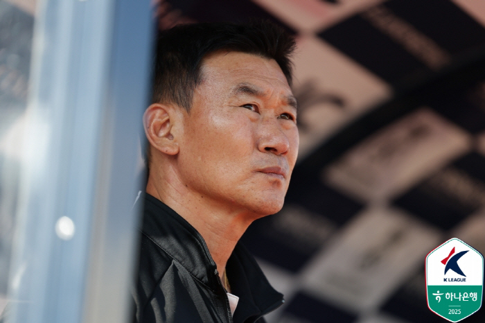 Coach Cho Sung-hwan, who has no wins and no losses in six games, seems to have made various mistakes