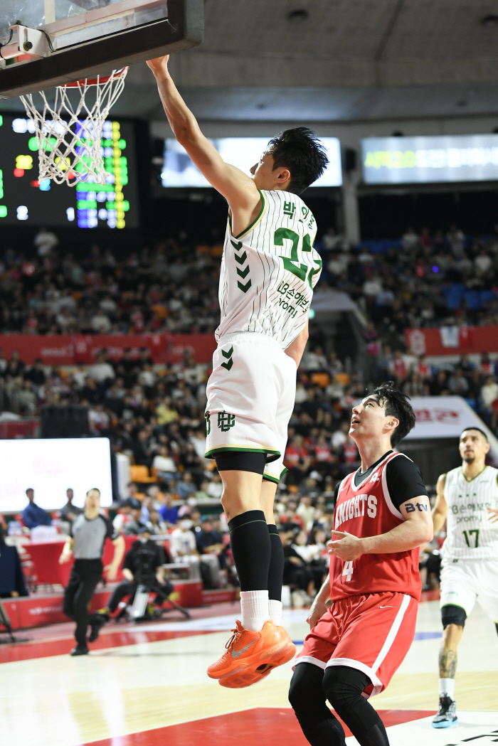  19P15R, field-fighting rate of only 32%. Jamil Warney like a cuckoo. SK 81 to 66 DB to be defeated. There were separate main characters who escaped four consecutive losses
