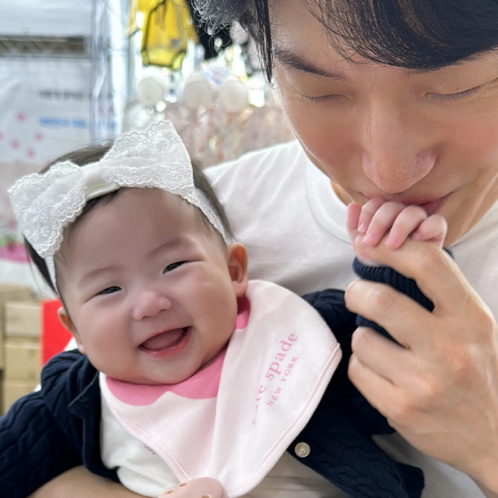 Granddaughter Lee Yongsik, I've never seen a baby who smiles so well..They make eye contact and make a sound. They're growing happily