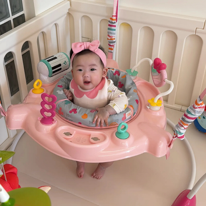 Granddaughter Lee Yongsik, I've never seen a baby who smiles so well..They make eye contact and make a sound. They're growing happily