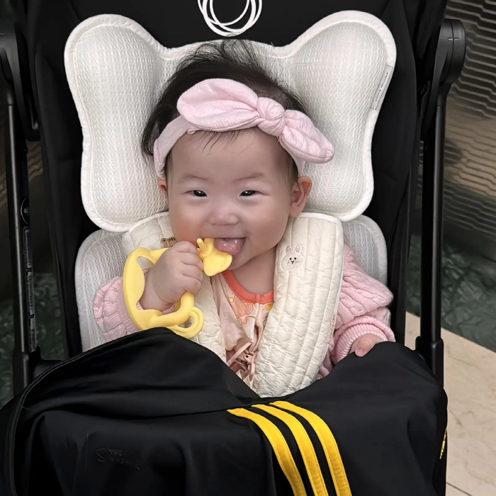 Granddaughter Lee Yongsik, I've never seen a baby who smiles so well..They make eye contact and make a sound. They're growing happily