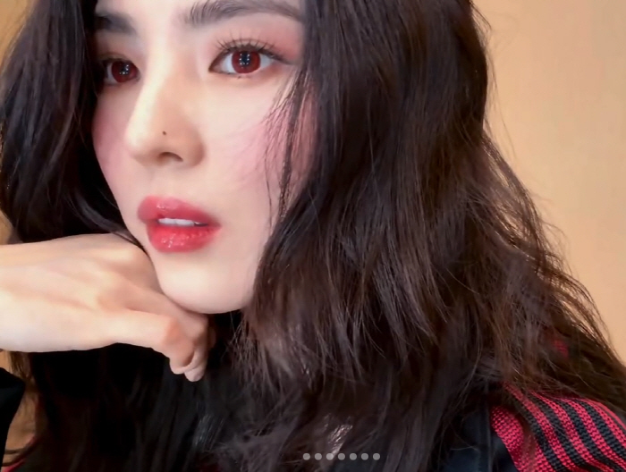 Han Sohee, you're wearing red lenses, too..undeniably overwhelming decadent beauty