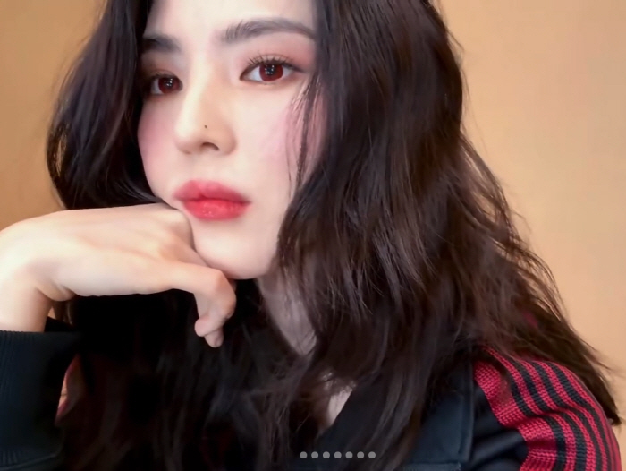 Han Sohee, you're wearing red lenses, too..undeniably overwhelming decadent beauty