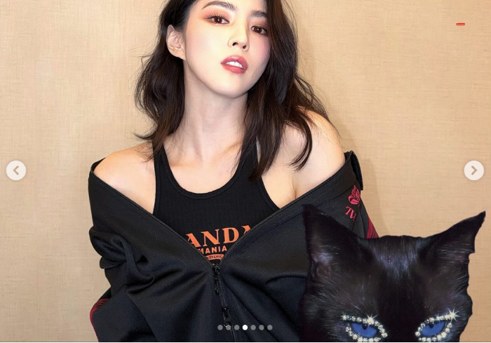 Han Sohee, you're wearing red lenses, too..undeniably overwhelming decadent beauty