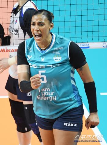 It swallowed Silva's roaring favorite. GS Caltex beat Industrial Bank of Korea 3-1 to win the opening game 