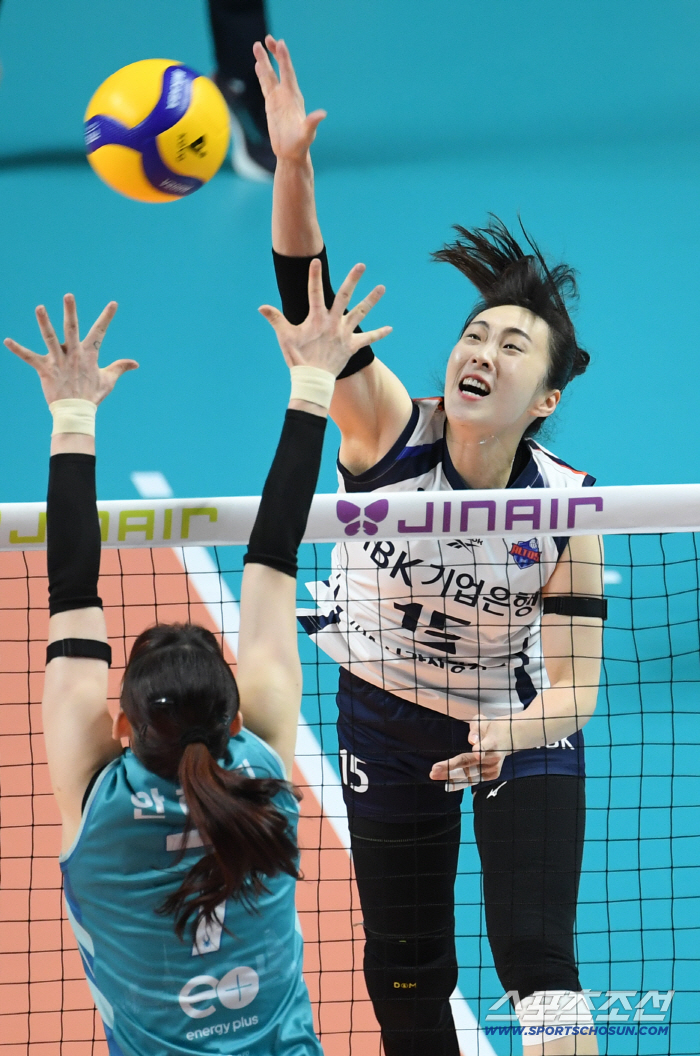 It swallowed Silva's roaring favorite. GS Caltex beat Industrial Bank of Korea 3-1 to win the opening game
