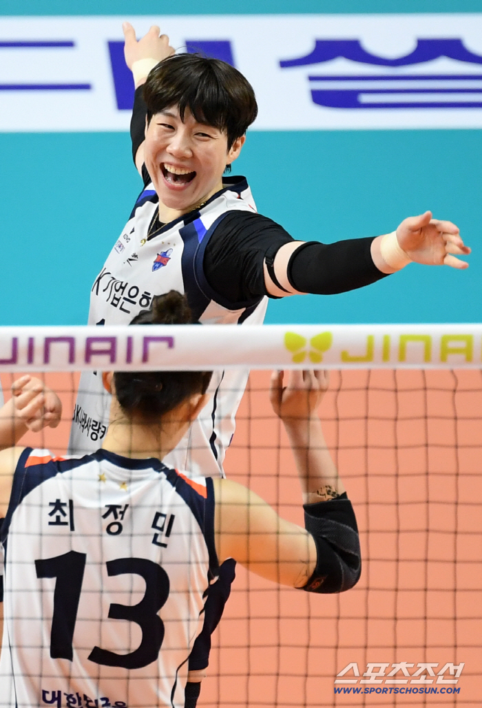 It swallowed Silva's roaring favorite. GS Caltex beat Industrial Bank of Korea 3-1 to win the opening game