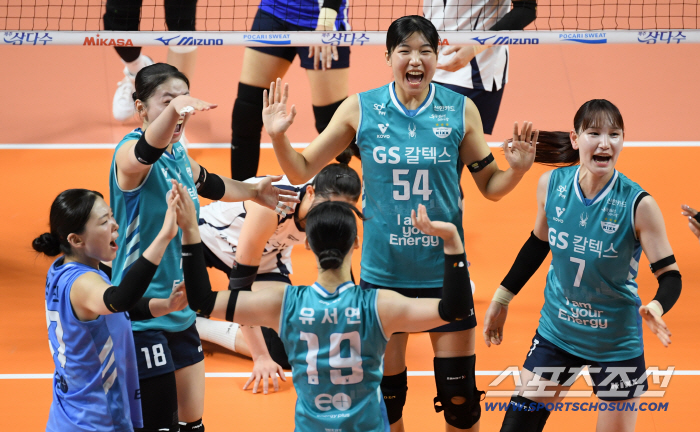 It swallowed Silva's roaring favorite. GS Caltex beat Industrial Bank of Korea 3-1 to win the opening game