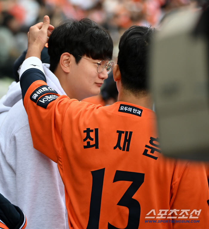  Choi Jaehoon patting Seohyun's head, let's do it well!