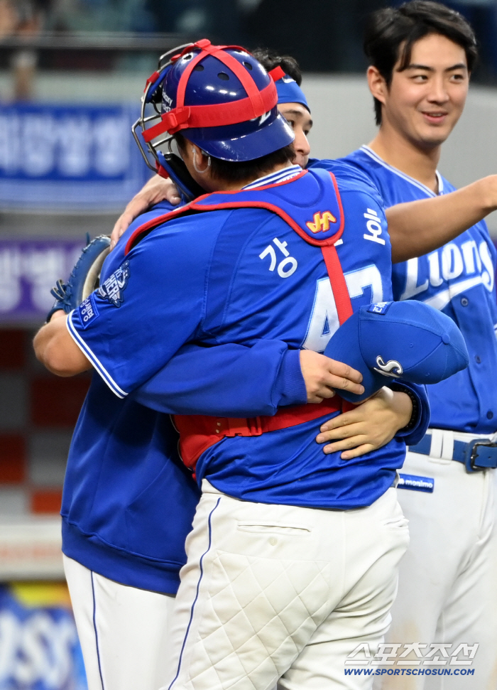  Choi Won Tae Kang Minho, a hot hug after winning!