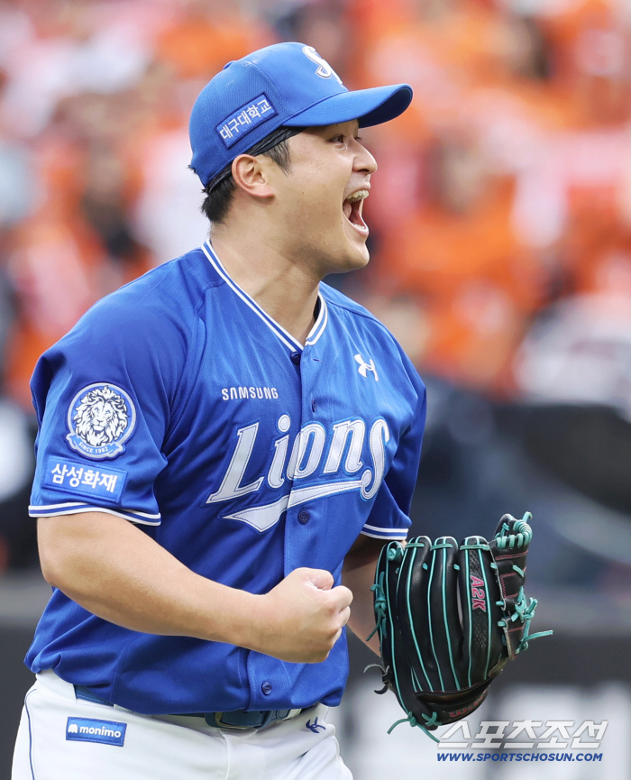 Choi Won-tae roars after pitching in the seventh inning