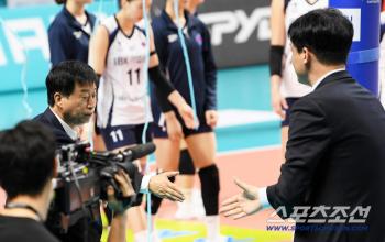  Coach Kim Ho-cheol and Young-taek greet each other after the game