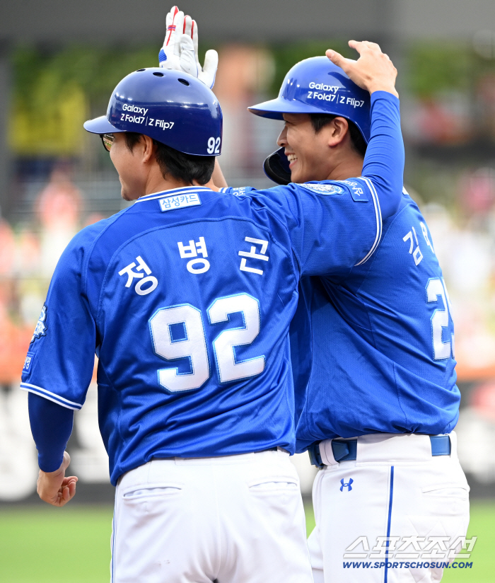  Coach Kim Tae-hoon and Jung Byung-gon are also in a good mood