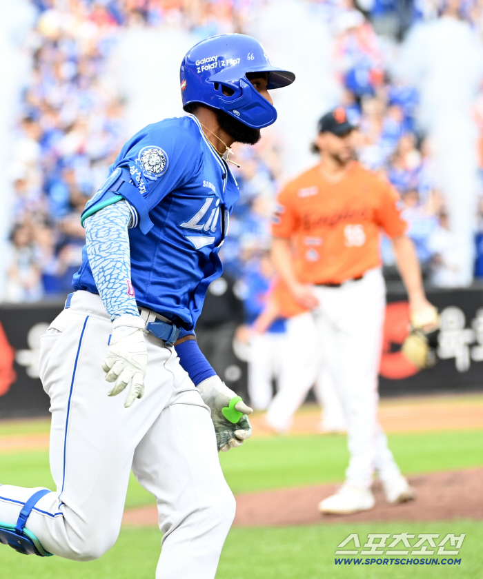  Diaz hits a come-from-behind RBI double!