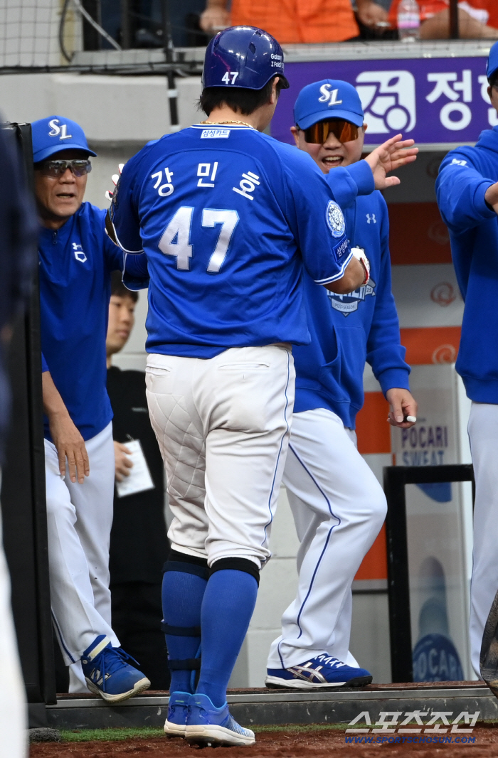  Director Park Jin-man is excited about Kang Min-ho's home run