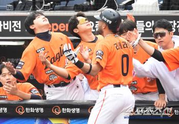  Home run ceremony with Liberato teammates
