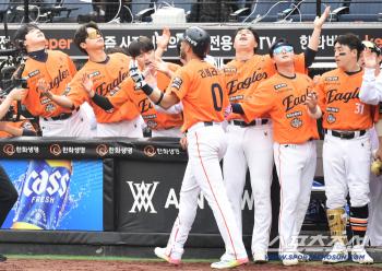  Home run ceremony with Liberato teammates