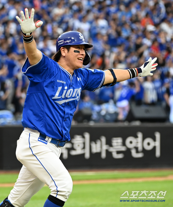  Kang Min-ho, raise your arms after checking your home run!
