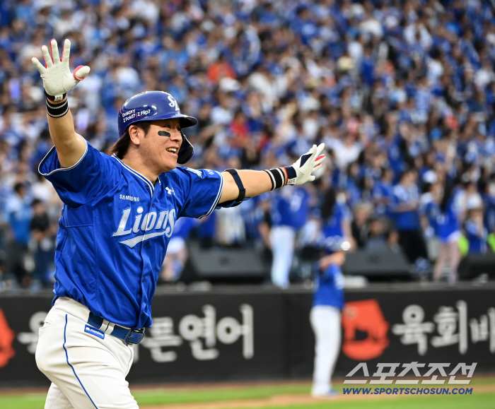 Kang Min-ho with his arms up, it's a home run!