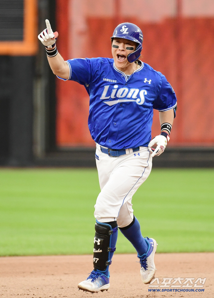  Kang Min-ho's two-run home run shot in the 9th inning