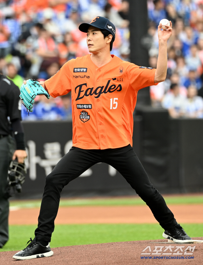  Kim Jae-wook throws the first pitch with his left hand to pray for Hanwha's victory