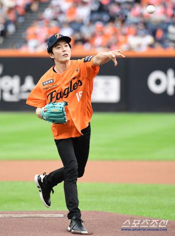  KIM JAEWOOK, first pitch with his left hand