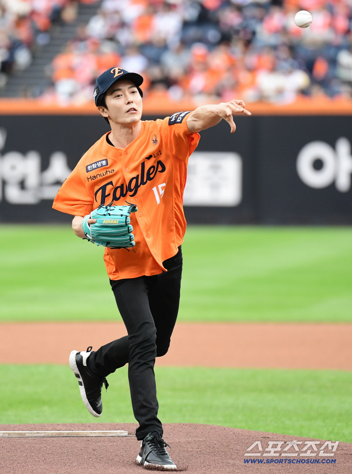  KIM JAEWOOK, first pitch with his left hand