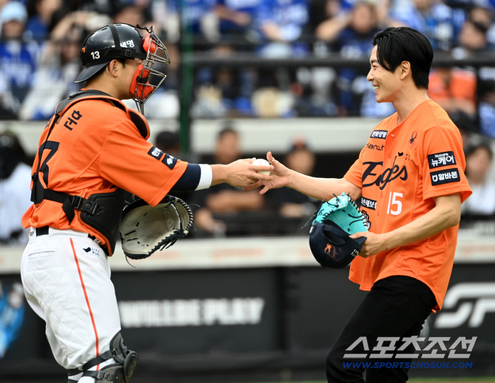  Kim Jaewook shakes hands with Choi Jaehoon after the first pitch
