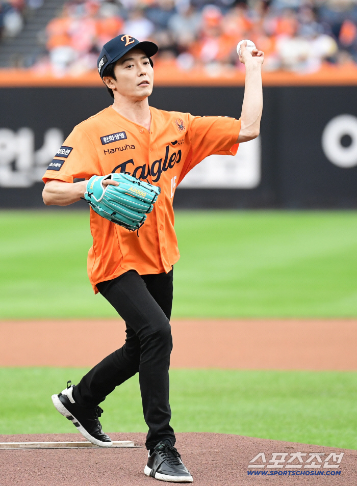  Kim Jaewook throws the first pitch. I'm left-handed