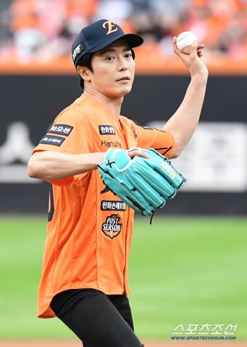  Kim Jaewook wearing orange uniform and powerful first pitch