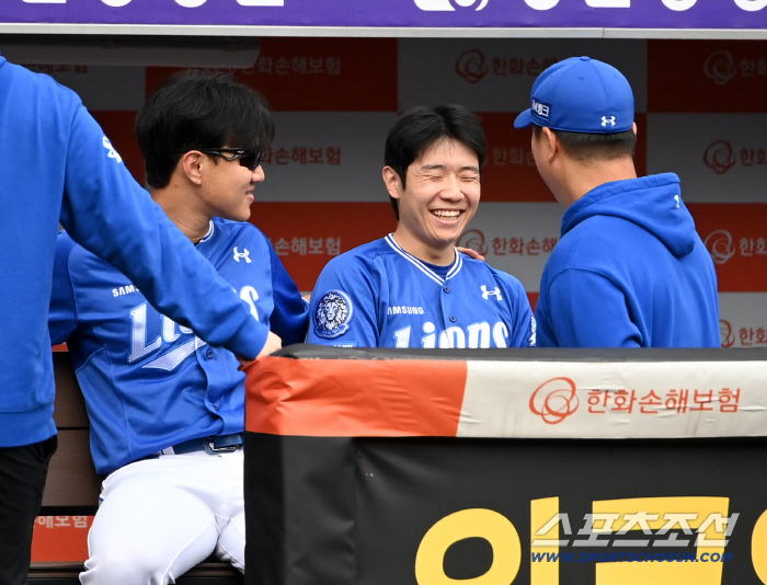  Kim Ji Chan and coach Lee Jinyoung laugh and talk