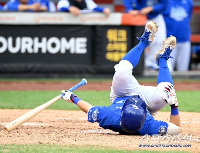  Kim Ji Chan falls down after being hit by a foul