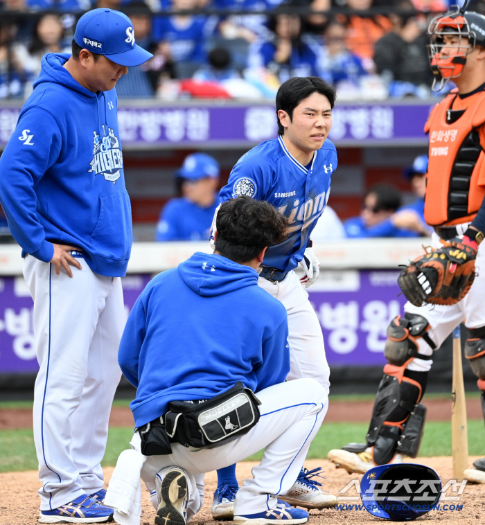  Kim Jichan got hit by a foul ball. It really hurts