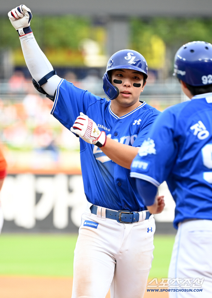  Kim Young-woong hits a timely two-run hit and clench his fist!