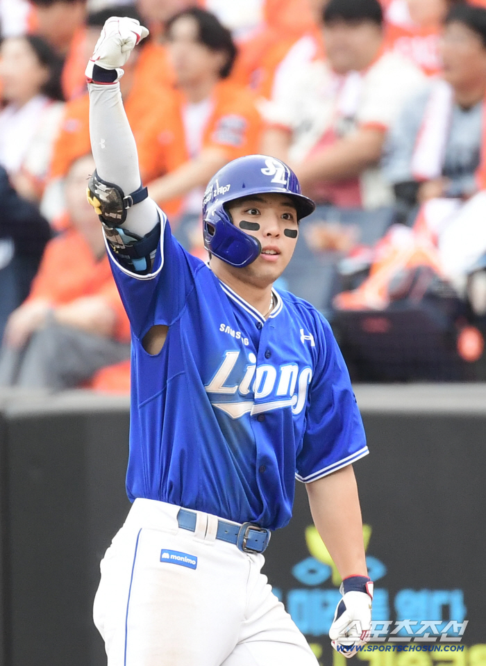  Kim Young-woong's two-run timely hit and fist-clench