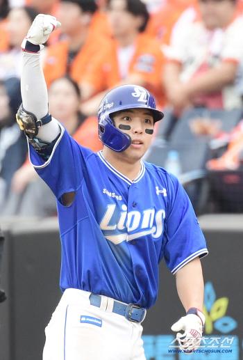  Kim Young-woong's two-run timely hit to make the big inning